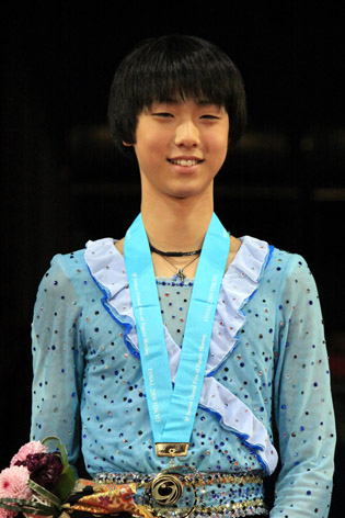 Yuzuru_Hanyu_2009_JGPF_Podium
